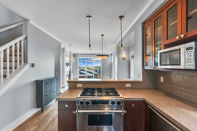 Building Photo - Spacious 3 Bed 2.5 Bath Townhome with Views and Two Parking Spaces – First Hill/Capitol Hill