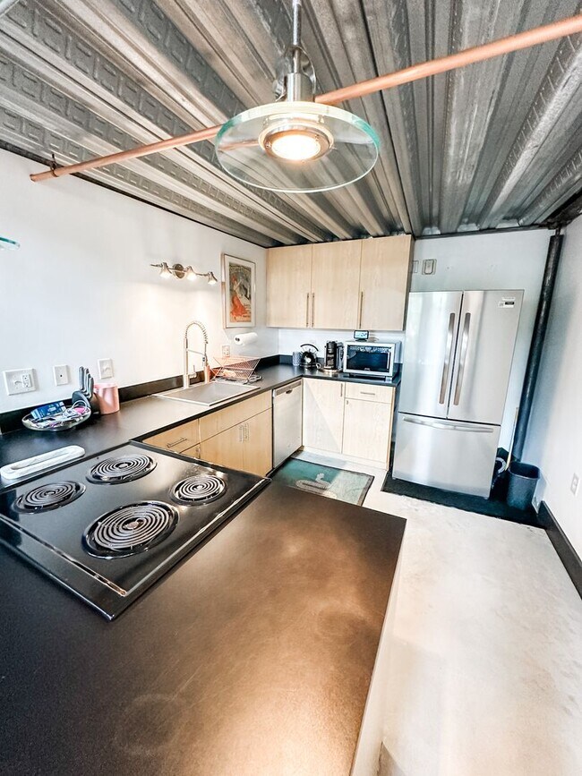 Building Photo - Gorgeous one bedroom one bathroom Denver Loft