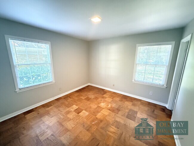 Building Photo - "Charming 3-Bed Oasis with Modern Comforts on Syracuse Street, Mobile!"  All approved application...
