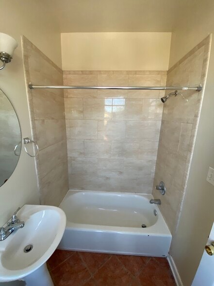 Building Photo - 1261 W Cary St