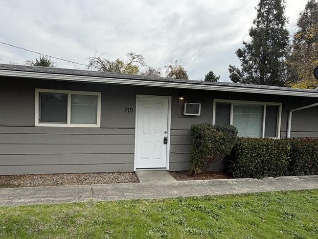 Building Photo - 719 SW Bridge St