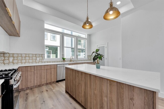 Building Photo - 1805 Emir St