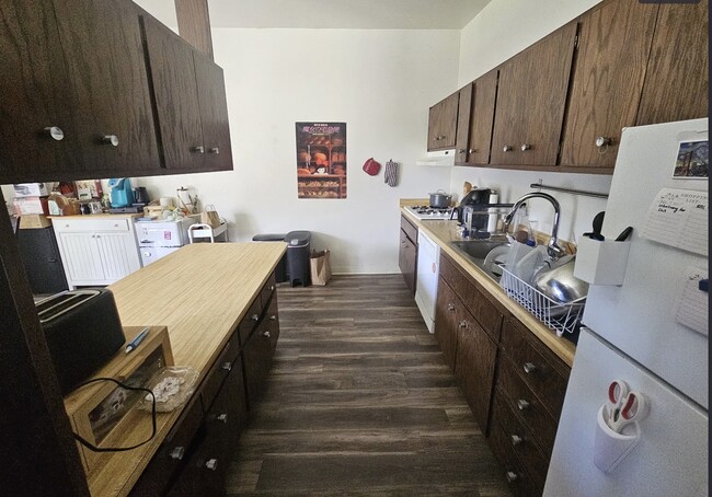 Building Photo - 1016 Drake Dr