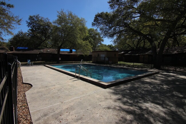 Building Photo - 1819 Foxhall Cir