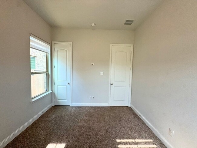 Building Photo - 302 Julia Ln
