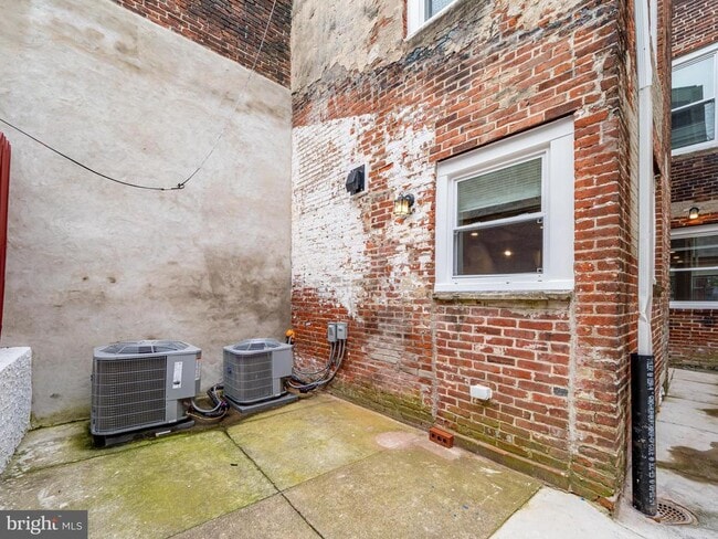 Building Photo - 161 Brown St