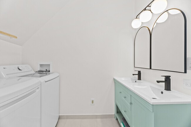 Building Photo - 2846 N Troy St