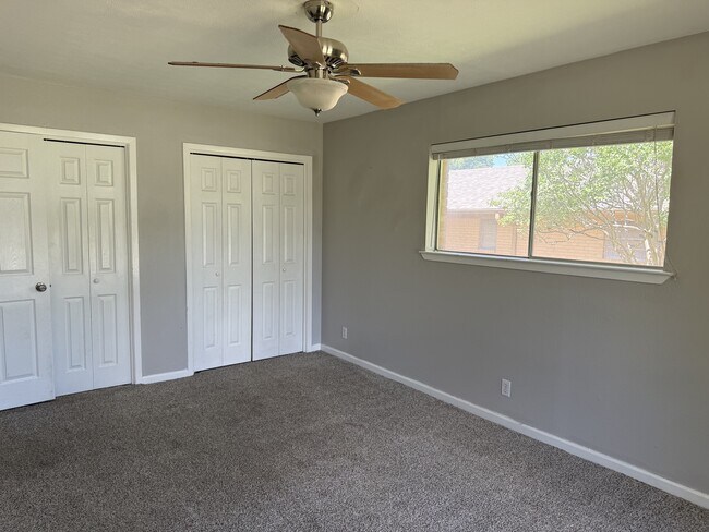 Building Photo - 1833 Skyline Dr