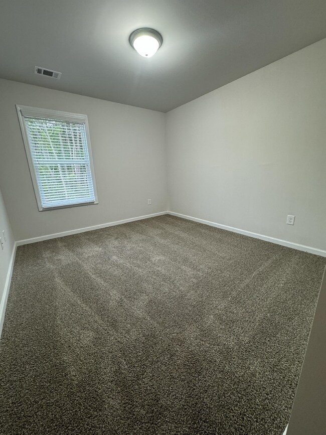 Building Photo - LIKE NEW, 3 bed 2 bath Townhome in Lula!