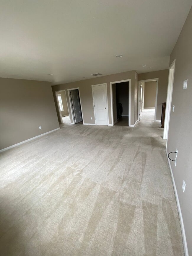 Building Photo - Lovely 4 Bedroom/3 Bathroom Erie Home - Available June!!