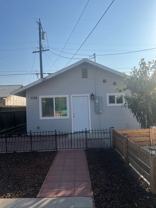 Primary Photo - Charming 1 bedroom home