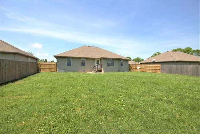 Building Photo - 4 Bedroom home with fenced backyard