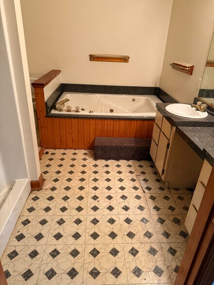 Building Photo - 205 South End Rd