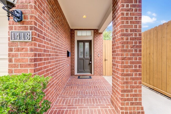 Building Photo - 3 bed, 3/1 bath updated townhome in the he...
