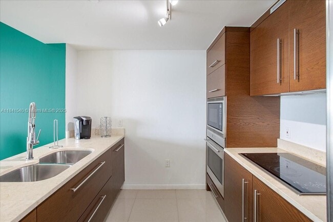 Building Photo - 465 Brickell Ave