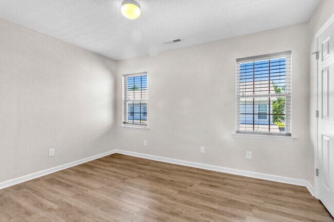 Building Photo - 2 Bed 2.5 Bath Townhome