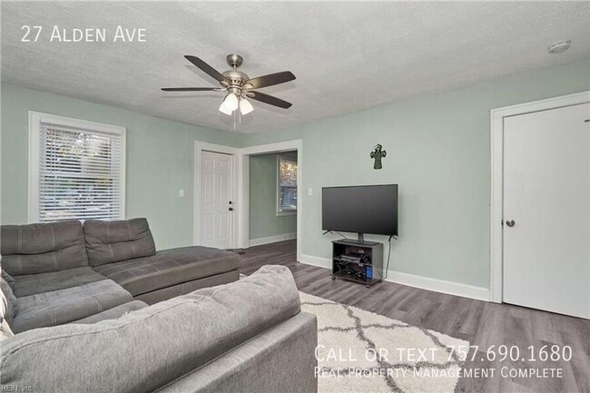 Building Photo - 3 BR, 2 BA newly renovated 1,462 sf single...