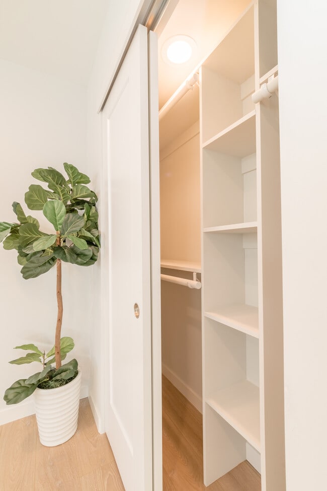 Building Photo - Two Bedroom Town Home-style Like Near NoHo Arts District