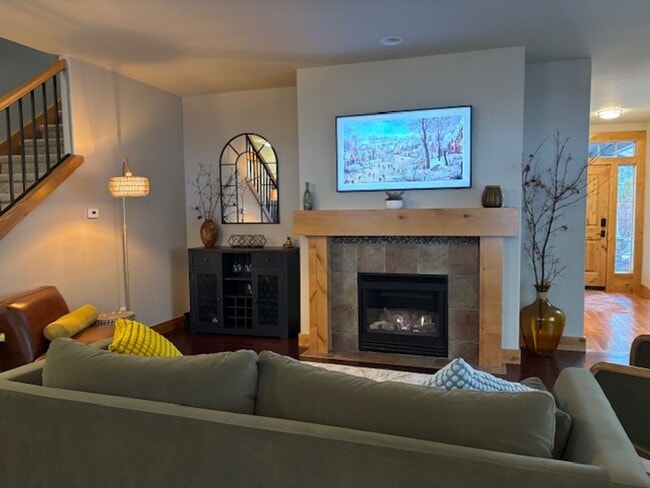Building Photo - Seasonal Rental - Available August 16, 202...