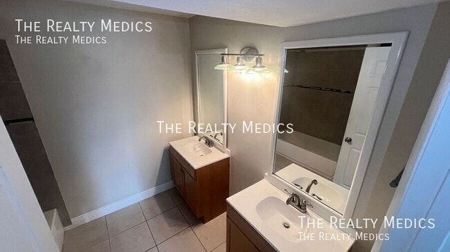 Building Photo - 2130 Forest Knoll Dr NE