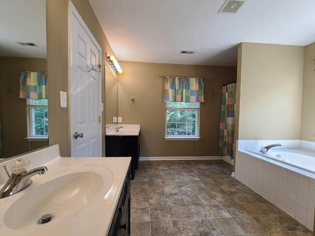 Building Photo - 5 BR, 4 BA Colonial in Lee's Hill