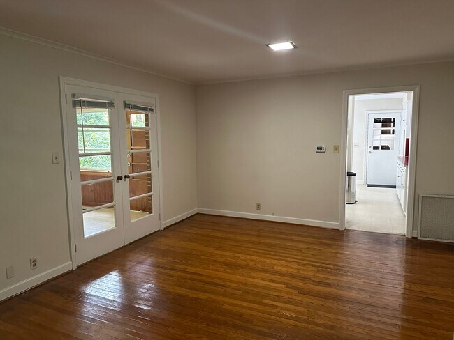 Building Photo - 1115 Woodburn Rd