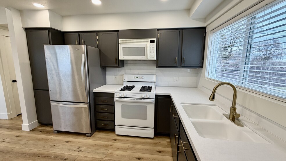 Building Photo - 145 N Byron Ave