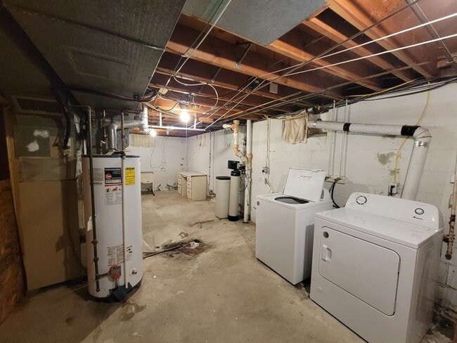 Building Photo - 4 bedroom 2 bath near campus!