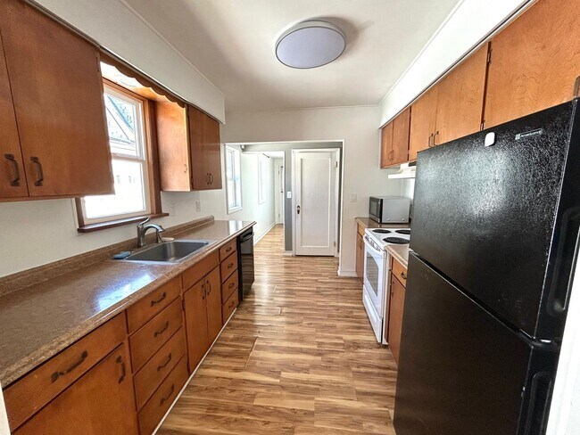 Building Photo - Charming 3BD, 1BA Beach House Near Alki
