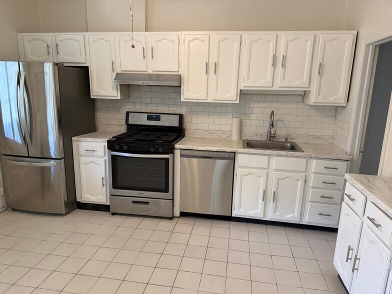 Building Photo - 1049 Avenue C