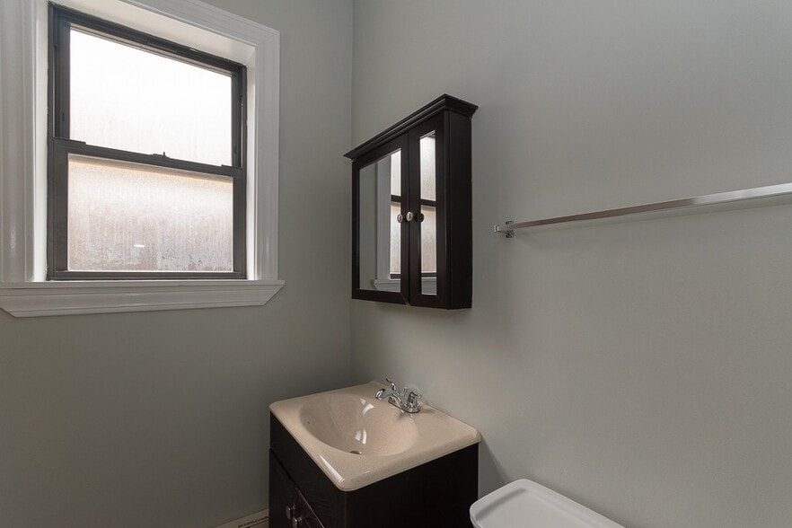Building Photo - 4329 N Wolcott Ave