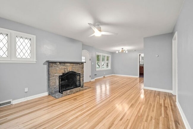 Building Photo - 304 E Schreyer Pl