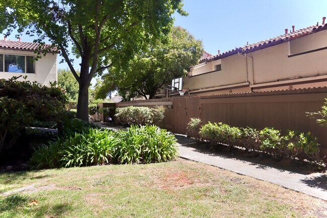 Primary Photo - Charming 2-Bedroom Townhouse in Fremont - ...