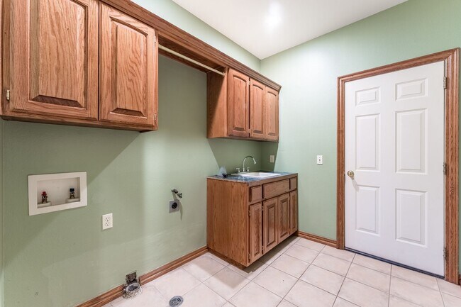 Building Photo - Beautiful spacious 3 bedroom home with a p...