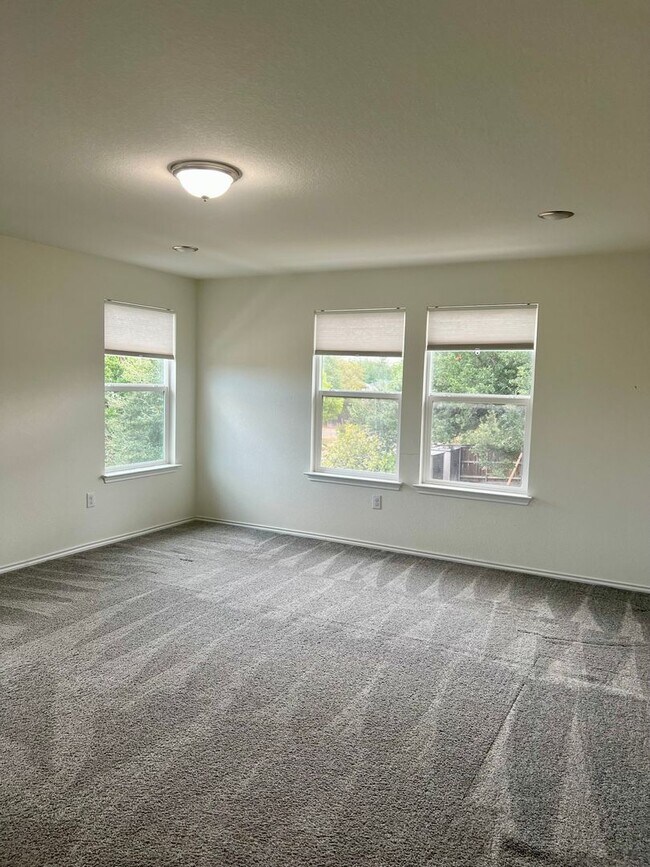 Building Photo - Large 5 Bedroom Home on Corner Lot