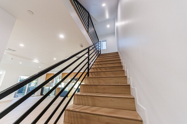 Building Photo - 1658 S. Hayworth Ave