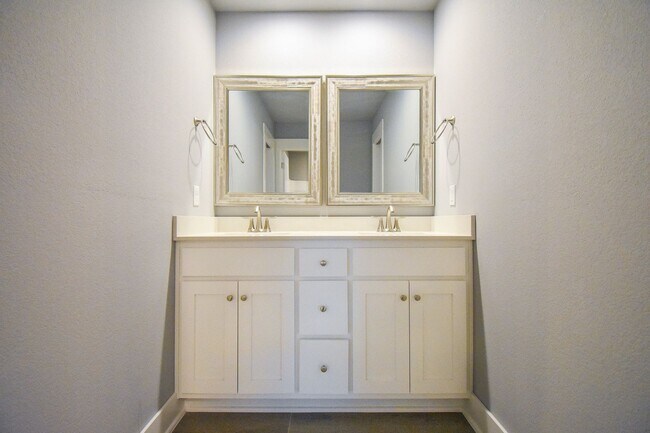 Building Photo - Luxurious 4 Bedroom, 3.5 Bathroom Home In Fayetteville, AR
