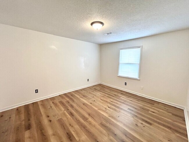 Building Photo - 4425 Bonnell Dr NW