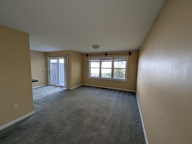 Building Photo - Immaculate End Unit in Desirable Weatherst...