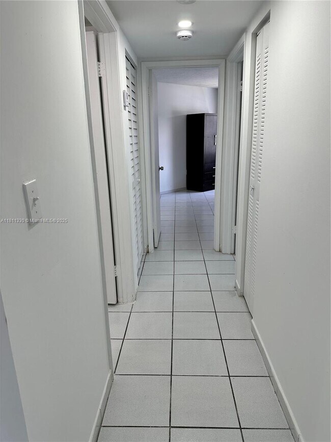 Building Photo - 9431 Fontainebleau Blvd
