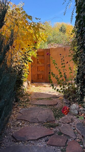 Building Photo - 824 Canyon Rd