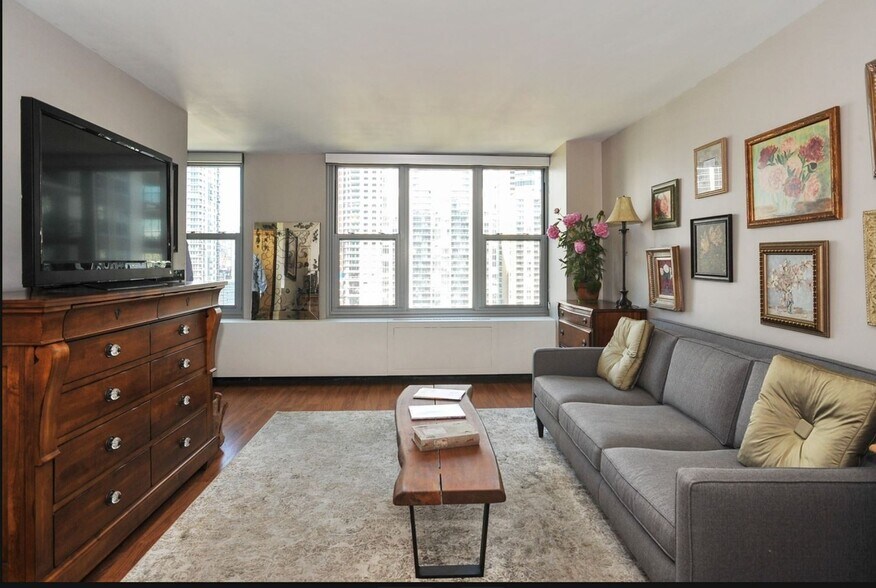 Building Photo - 400 E Randolph St