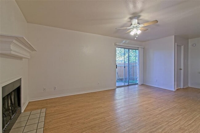 Building Photo - 2211 Creekside Ln