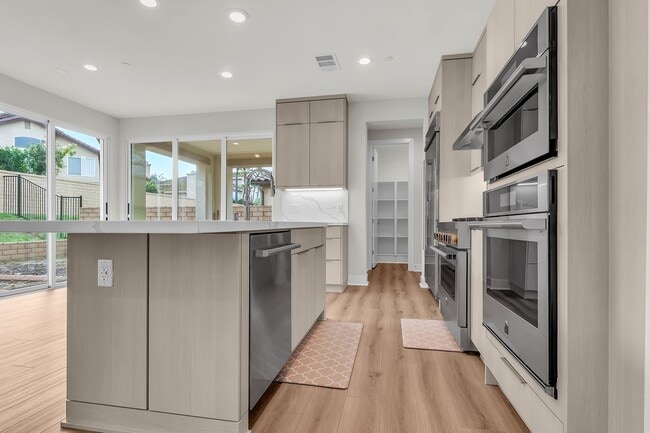 Building Photo - 720 Olivier Dr