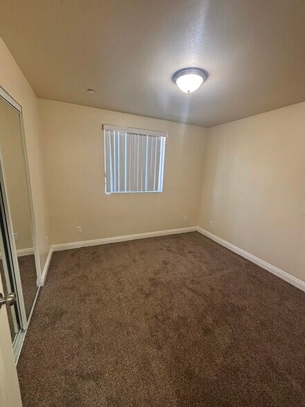 Building Photo - 732 E 74th St