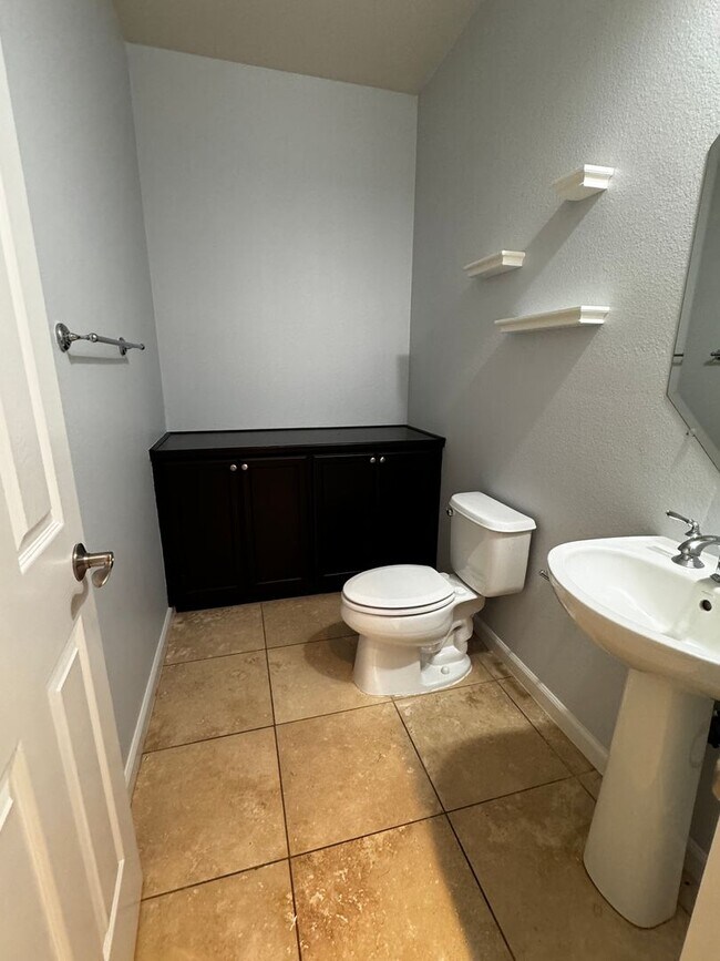 Building Photo - Spacious 4 bedroom near shopping and schools!