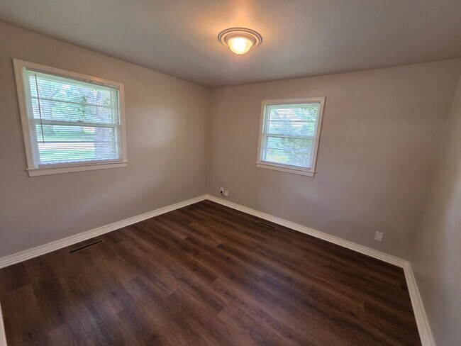 Building Photo - Lovely 3 bedroom 1 bath with spacious kitchen and tons of natural light!
