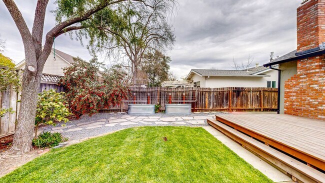 Building Photo - 3 Bedroom 2 Full Bath with Private Yard and 1 Car Garage !