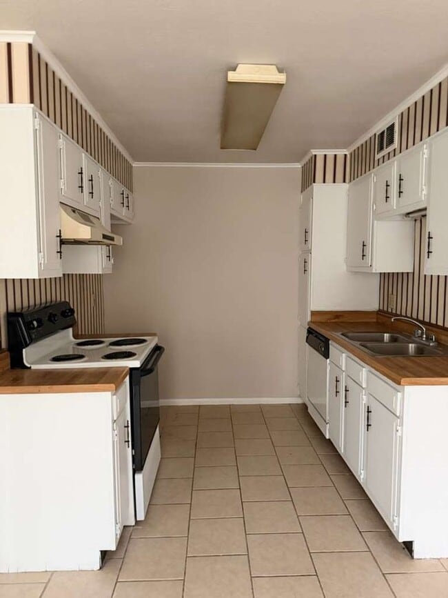 Building Photo - 9210 Glen Meadow Ln