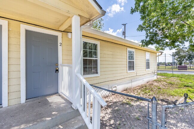 Building Photo - 303 Villareal St